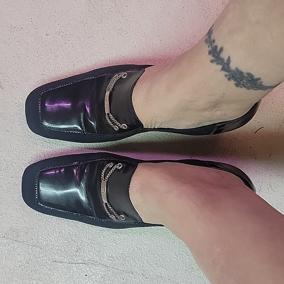 Bruno Magli Vintage Pump w/ Chain Link Logo Plate & 2" Chunky Heel - Picture 11 of 12